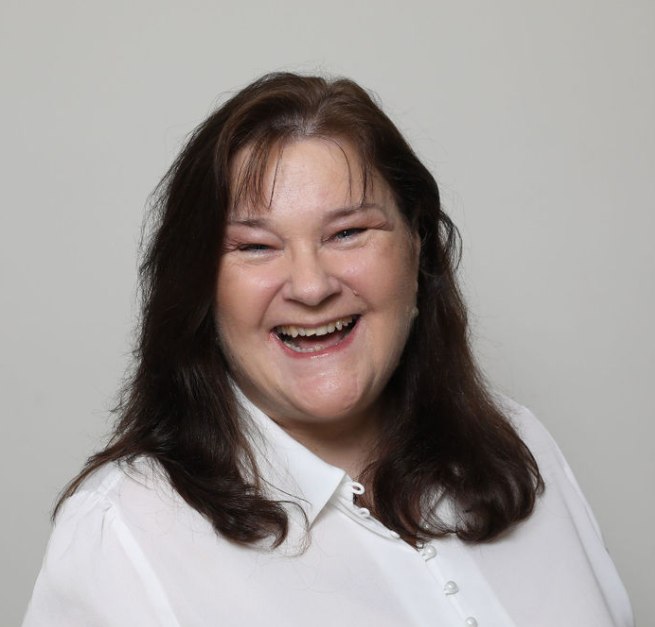 Carrie Wallis, marketing mentor and empowerment coach, smiling warmly